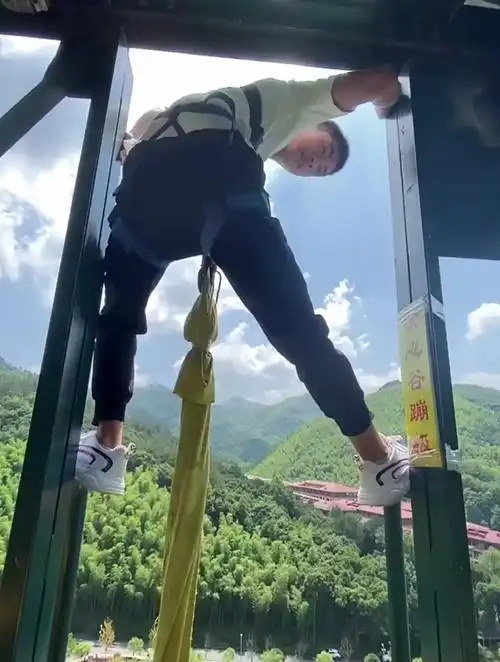 帅哥挑战高难度,这蹦极的姿势让人佩服,网友:替他捏把汗!