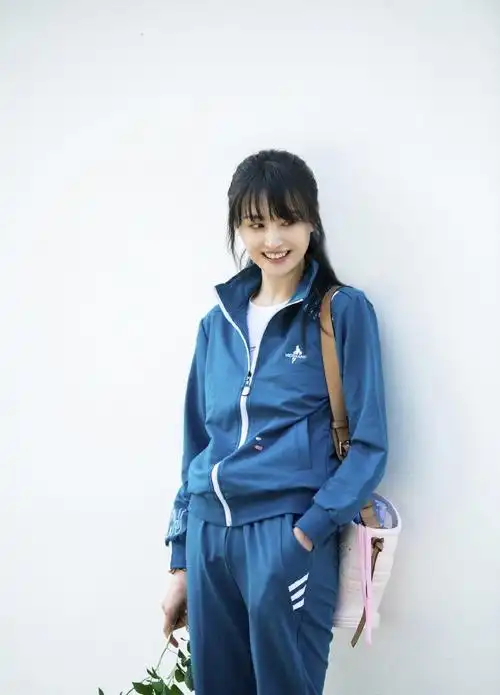 原创脸圆了的郑爽更美,绑俩蝴蝶结还配彩色发夹,嫩回未成年少女了