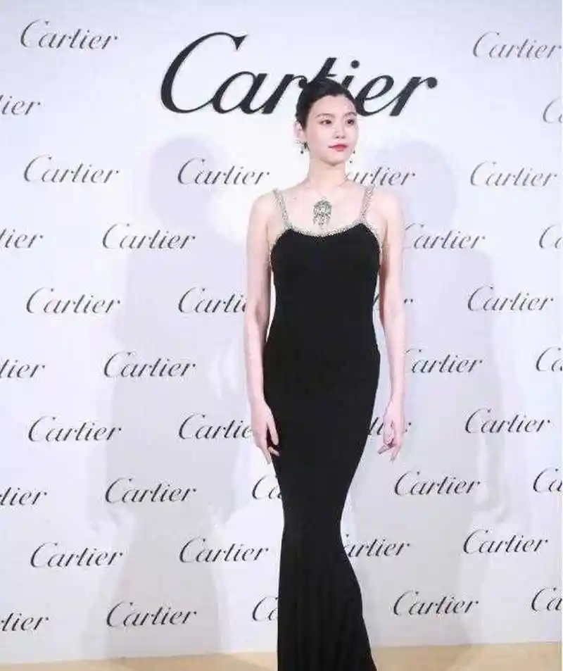 奚梦瑶不愧是超模,挺着二胎孕肚出席活动,一袭黑色吊带裙营业,超模