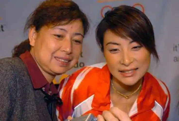 才知道郭晶晶出身于一个平凡普通的家庭,郭晶晶出生在河北保定,父亲在