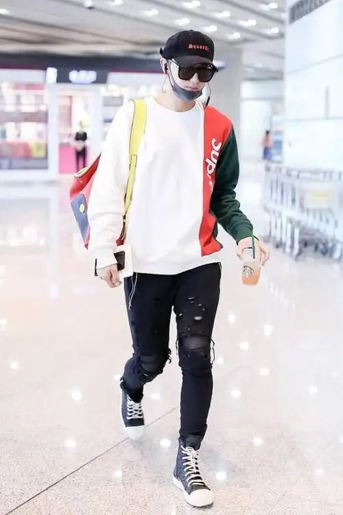 黄子韬对自己真自信,素颜走机场不在乎镜头,红黑搭配走型男路线