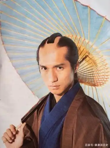 日本人慢慢地适应了这种发型,于是在相对安定的时代,民间的男子也就开