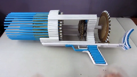 如何制作一支能射出32发子弹的纸枪(自动机枪)