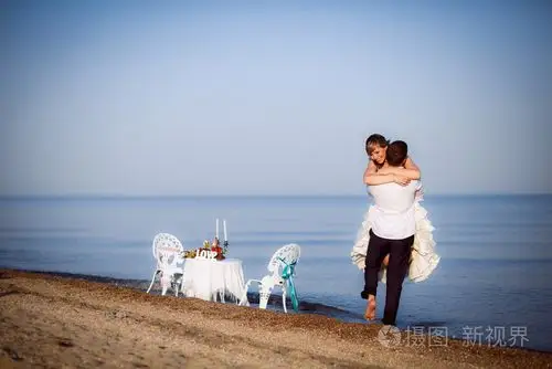 他怀里抱着他的妻子的丈夫