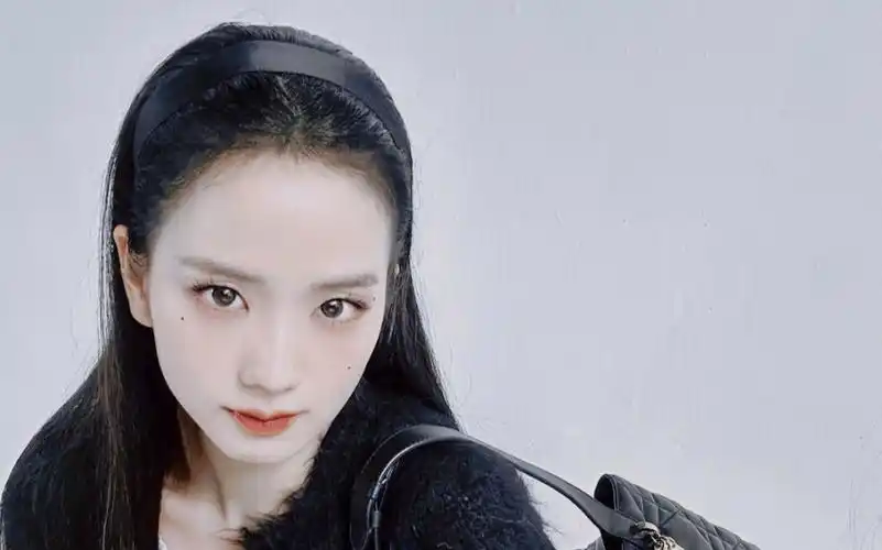 【金智秀jisoo】姐更新自拍了 也不知道双马尾辫能不能拥有一组呢