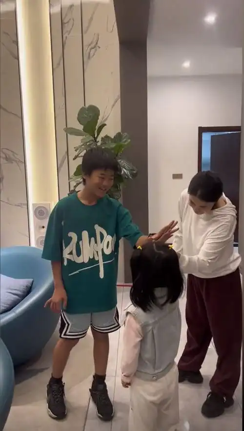 温馨王楠和12岁儿子比谁高女儿笑笑偏袒妈巨富老公我看一般高