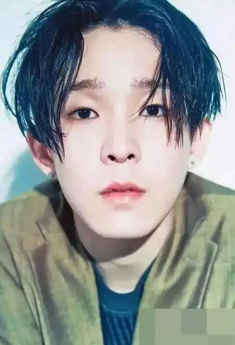 首页 男生发型 男生短发 男生复古中分短发造型赏析 制作清爽帅气的