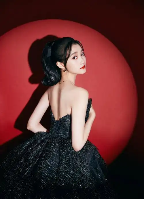 大家有存的让你觉得惊艳的女明星礼服图吗