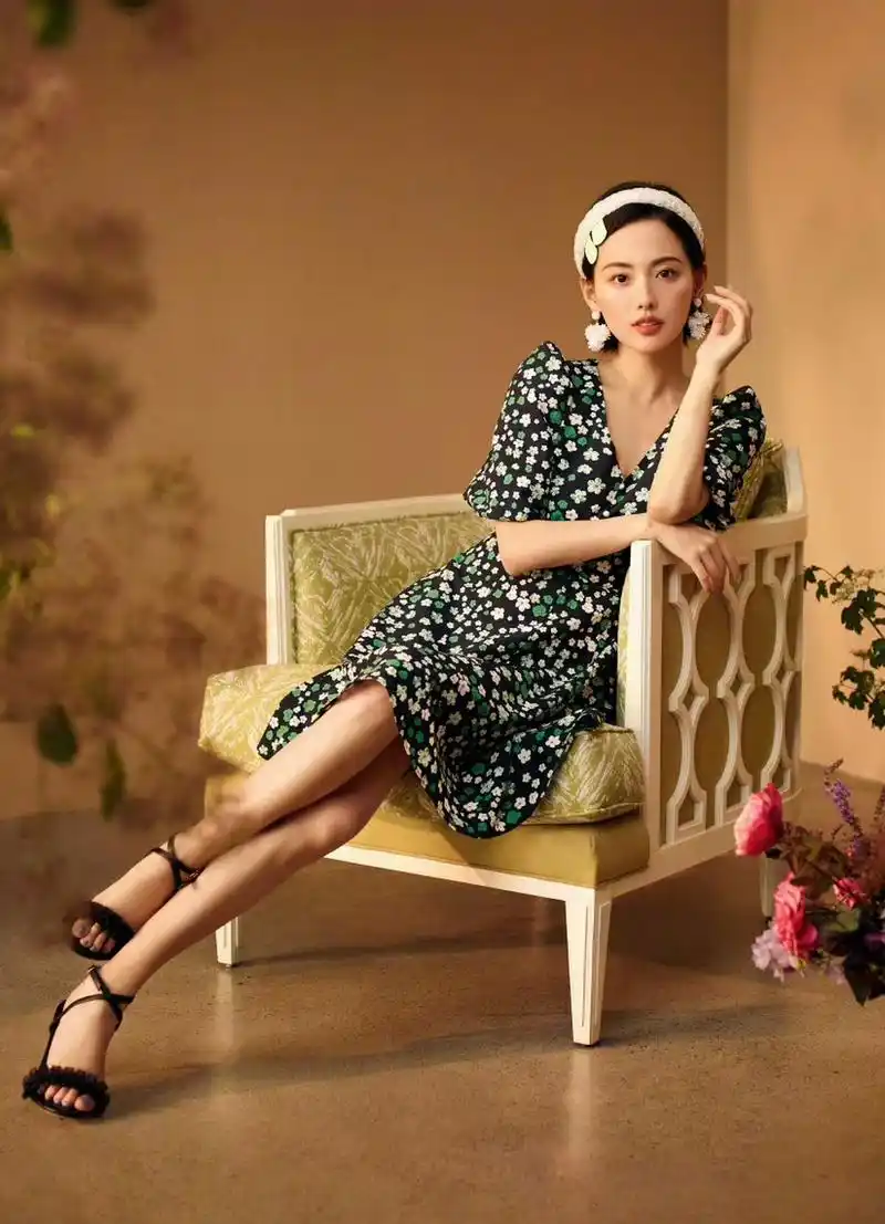 张嘉倪 一字带高跟凉鞋[大笑][大笑]