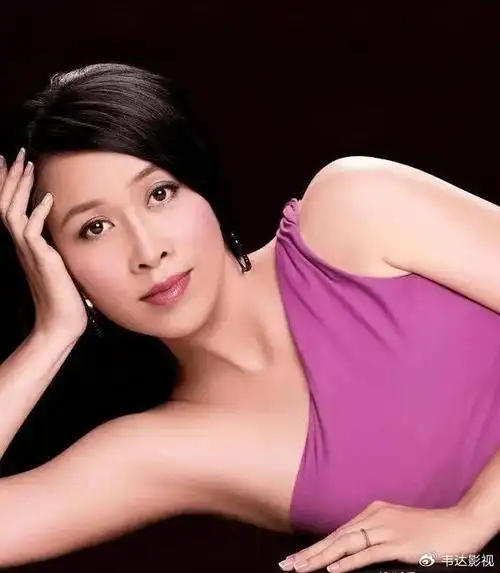 55岁的那英身材管理让人佩服,曲线让人羡慕不已|那英|身材|曲线_新浪