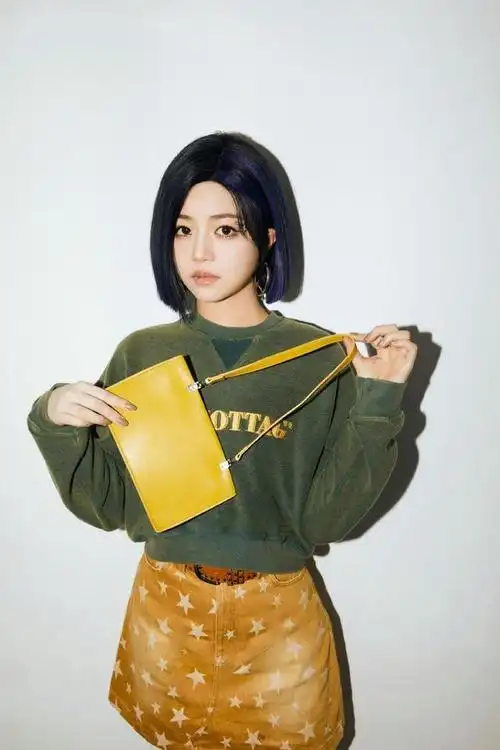 组图:陈妍希蓝色挑染短发造型亮相活动 休闲跳脱潇洒不羁