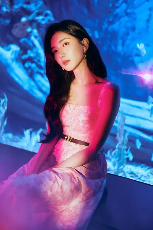 江疏影穿黑色蕾丝裙气场十足 摩登成熟魅力四射