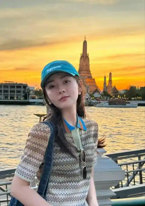 张馨予当旅游博主?_俩人