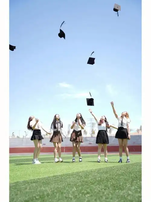 五人毕业照姿势