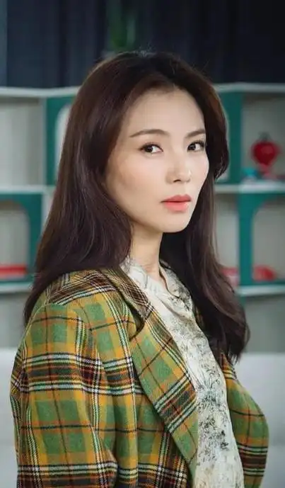 这个情节简直比电视剧里的还要戏剧化,却又让人感动到想为她鼓掌.