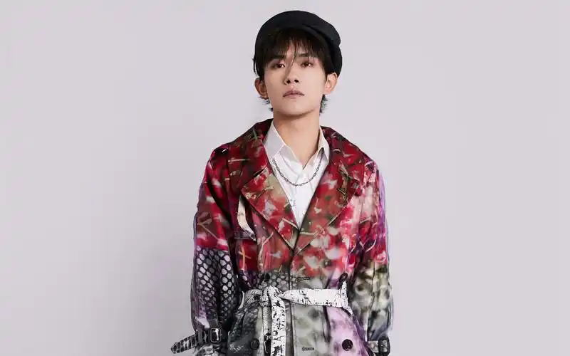 易烊千玺贝雷帽率性帅气图片桌面壁纸