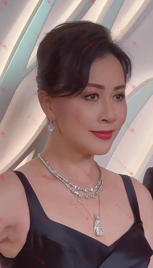 刘嘉玲活动造型"翻车",手上戴黑丝勒出赘肉,仍旧比同龄人年轻|长裙_网