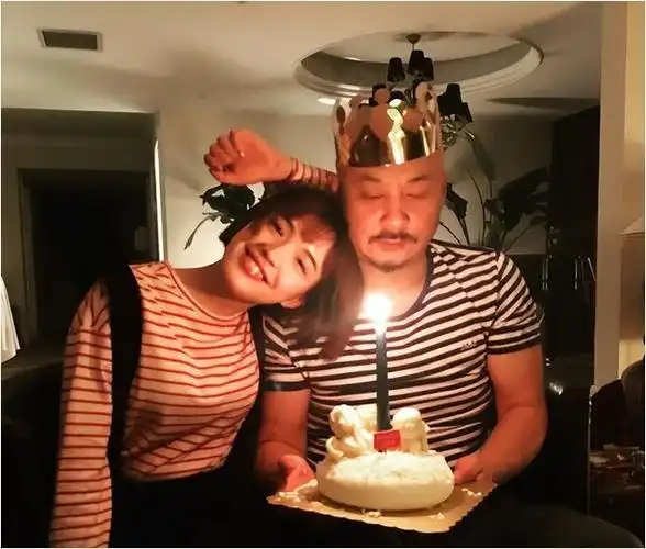 娶了小娇妻的大导演们年龄虽异心却同携手共渡风雨