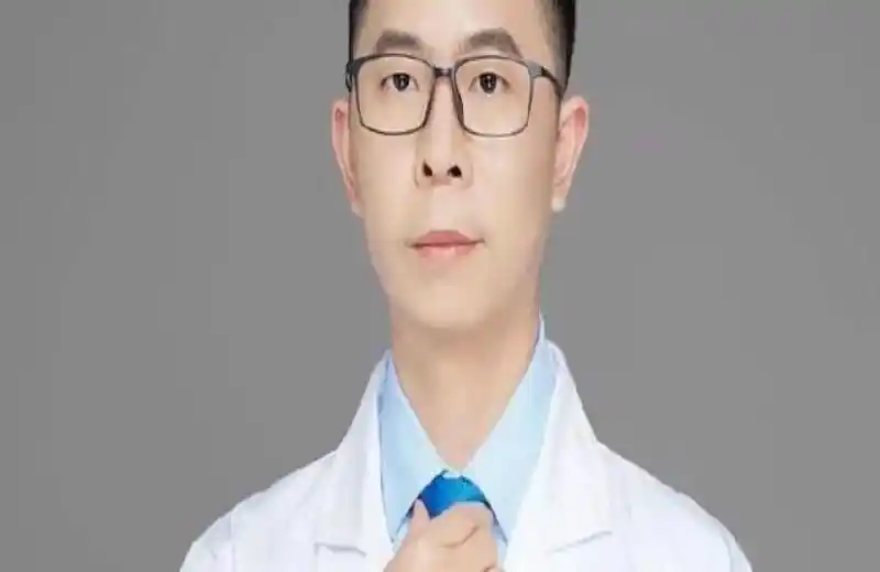 前不久,一个微博名叫林小清的皮肤科医生,被人曝光在网上私信网友