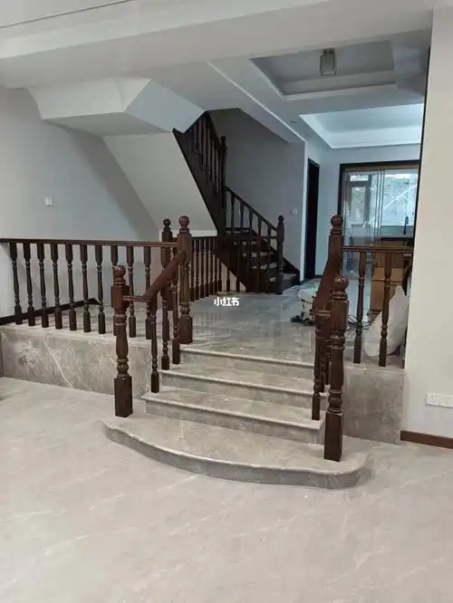 别墅红橡木胡桃色楼梯