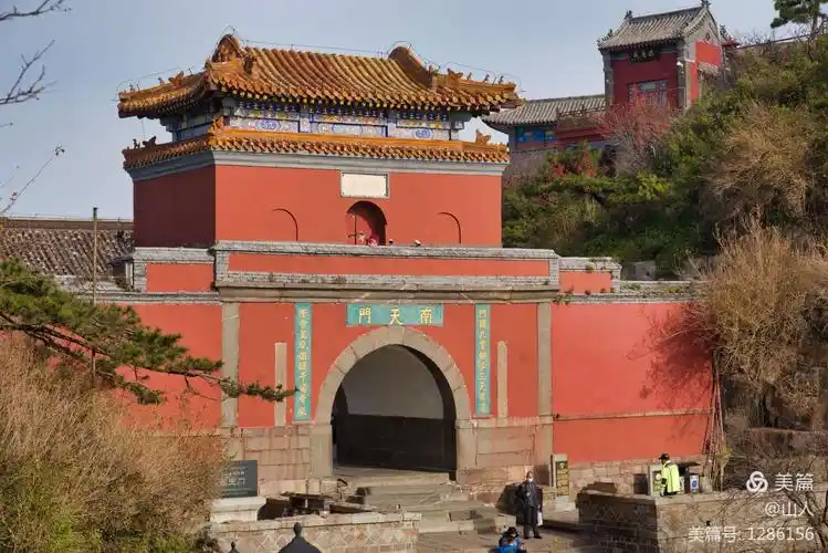 下了索道不远就到了传说中的"南天门".