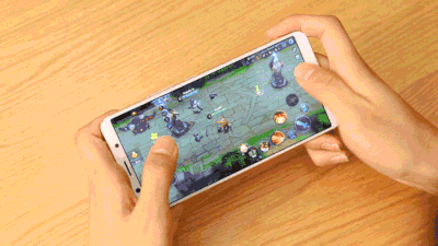 打游戏 手机 开心 认真