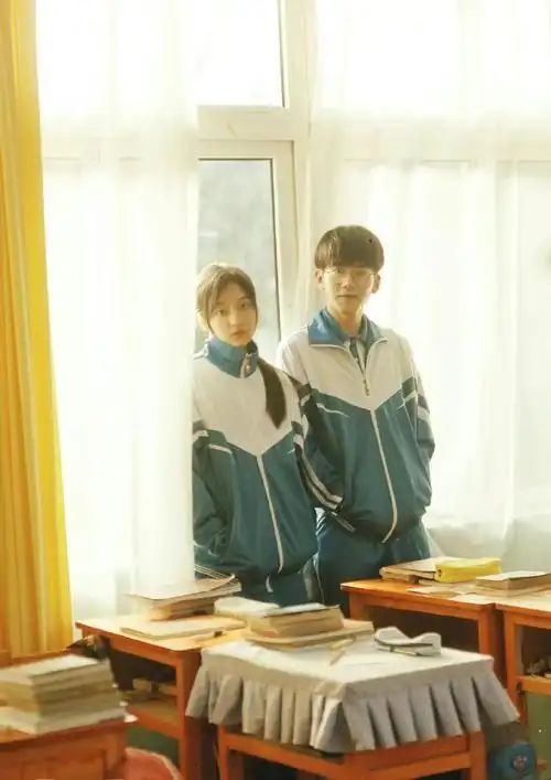 孙千费启鸣早期校服照