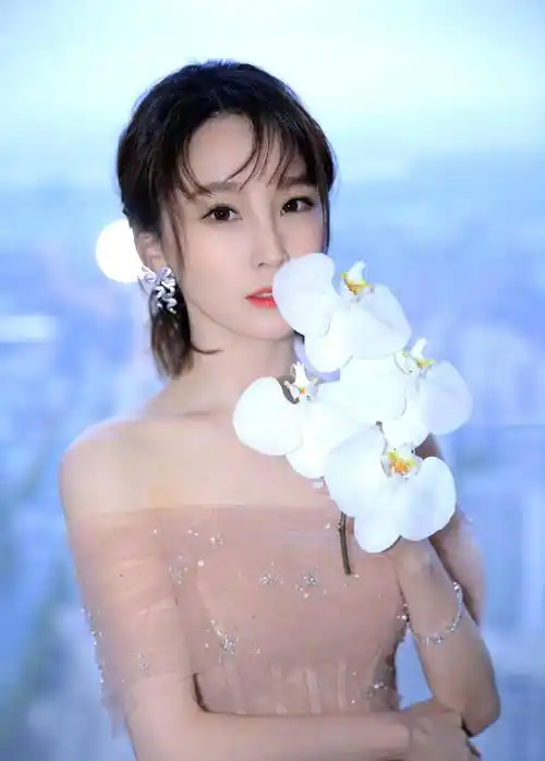 谢楠长发扎成两半,搭配一字肩粉色薄纱裙,柔软又甜美!