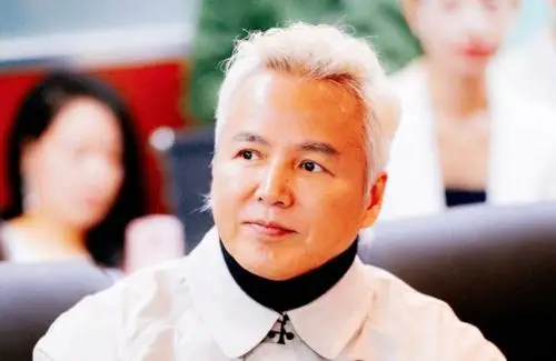 林瑞阳年过半百满头白发,身材放弃管理,和张庭同框像两代人 - 尚之潮