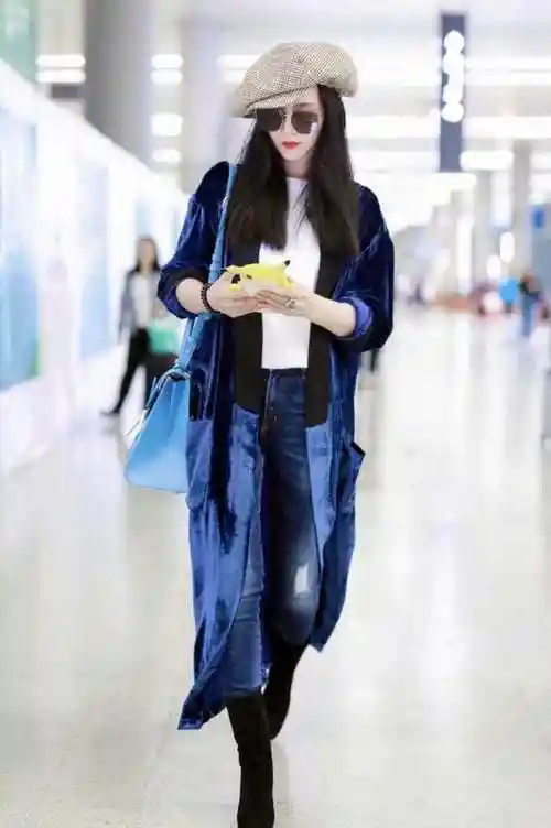 范冰冰还是女神吗穿军绿色外套配牛仔裤走机场暴露了胯宽腿粗