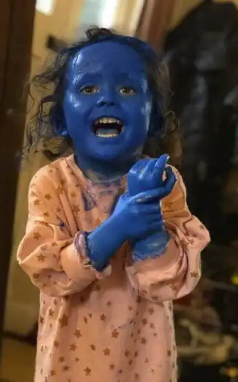 三岁女孩化身"淘气鬼"超爱折腾,安静5分钟之后变身"蓝精灵"笑哭爸妈