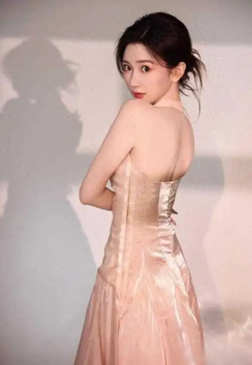 白到发光毛晓彤好令人心动啊