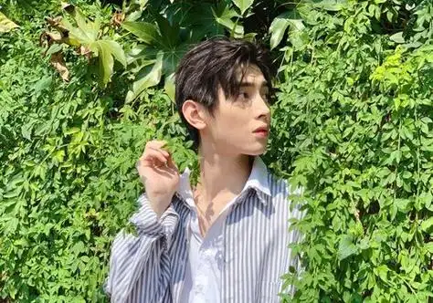 男生偏分头时尚与否看刘海 25岁男生最新偏分刘海短发安利_发型造型