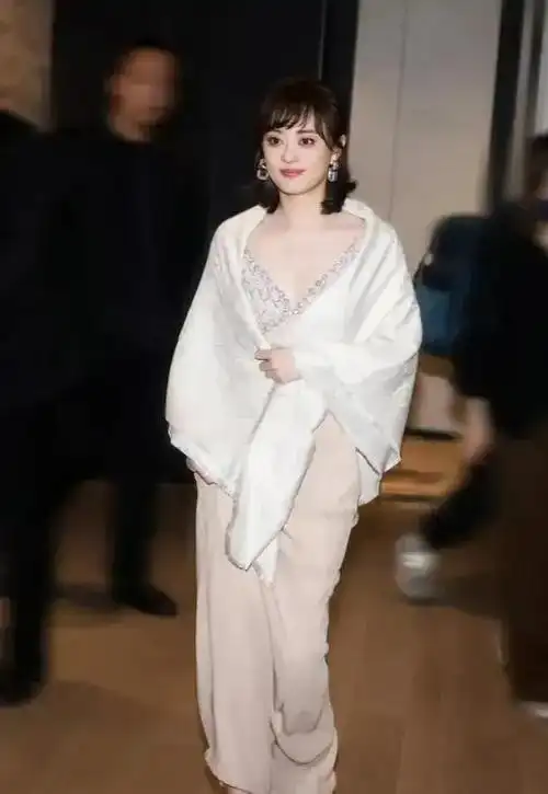 孙俪华伦天奴礼服勾勒完美身材41岁女神高贵优雅