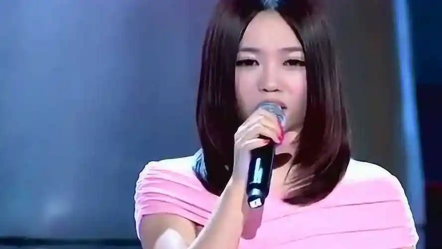 中国好声音:赵露一首《我是一只小小鸟》太震撼了,导师们争抢到失态