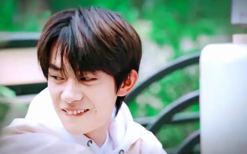 今日份男孩易烊千玺休闲帅气写真