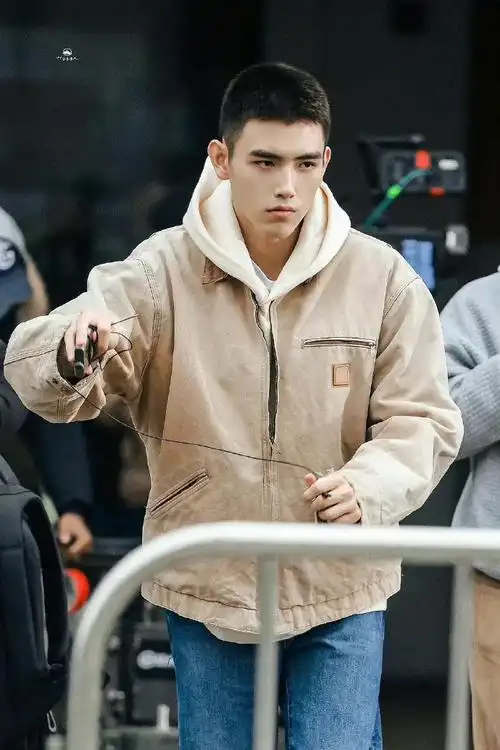 陈飞宇李峋寸头造型饭拍图##李峋撞脸奥特曼表情包