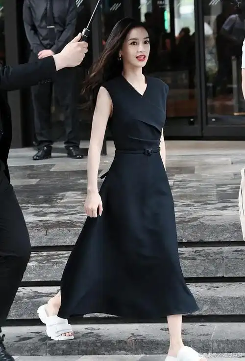 黑色长裙忌讳搭配的鞋子也有很多,无论是裙子还是鞋子,都没有错,只是