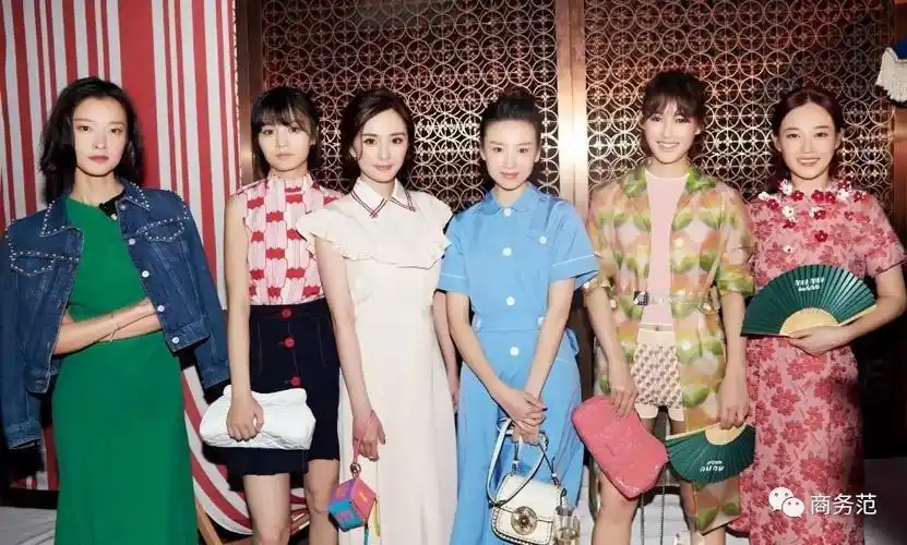 商务范抢到c位就赢明星合影心机深