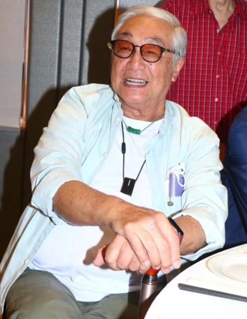 86岁曾江拄拐杖现身被谢贤掌掴6年后公开寻找对方破不和传闻