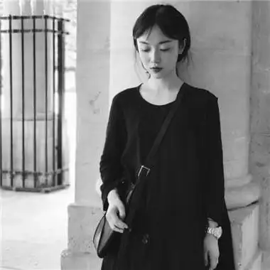 女生黑白伤感头像真人我给你想要的自由