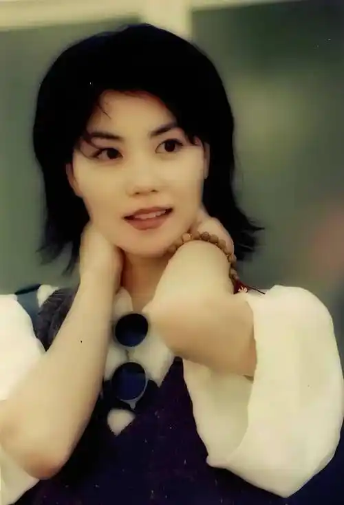 王菲22年前照片曝光,比高圆圆还清纯,网友:难怪谢霆锋对她如此着迷