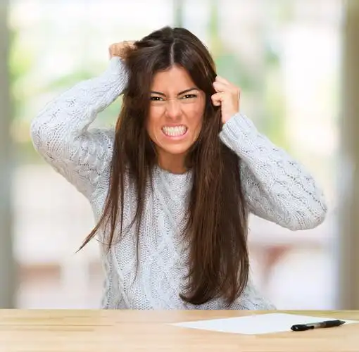 家里一个愤怒的年轻女人的画像