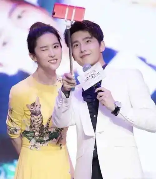 王楚然新加坡生图被夸,她是不是高配版刘亦菲?杨洋的