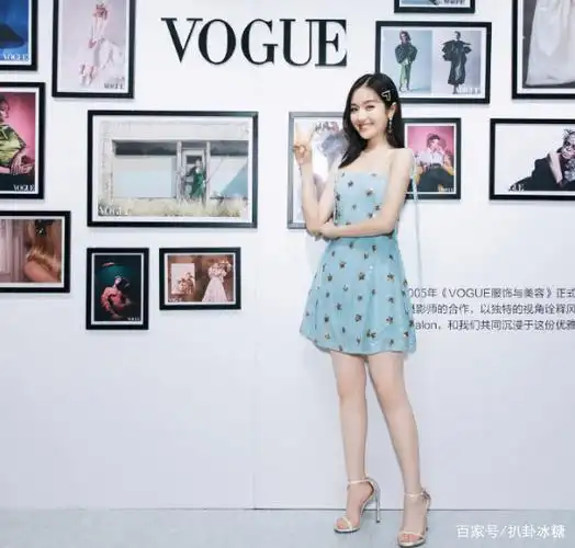 李兰迪瘦身后终于仙气了一回一袭蓝色碎花裙配美甲太美了