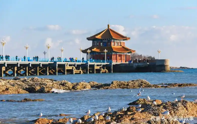 青岛栈桥,始建于清光绪十八年(1892年),是青岛最早的军事专用人工码头