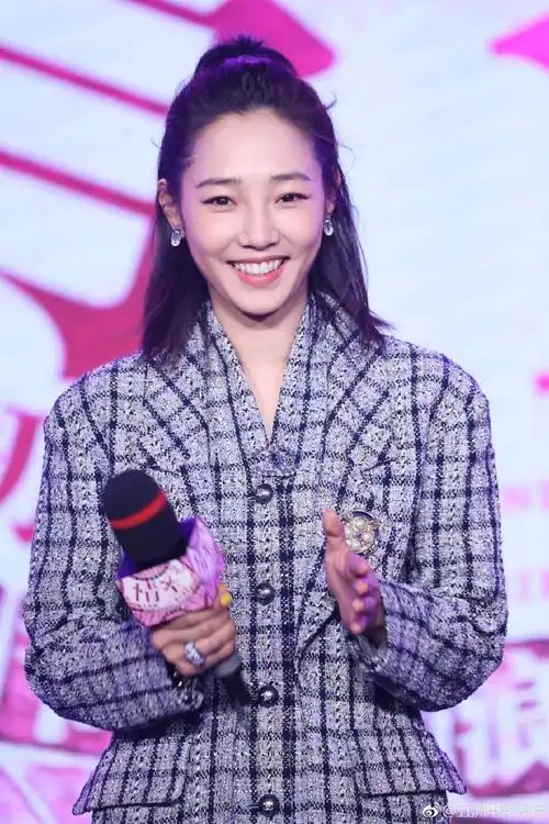 白百何穿格纹西装亮相电影《情圣2》发布会,皮肤白皙笑容灿烂