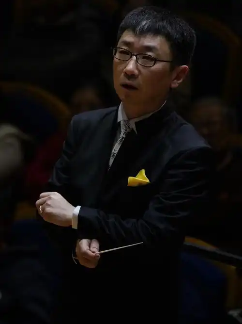 著名指挥家 李心草