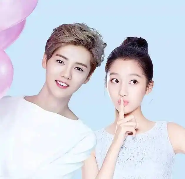 2017年10月8日,鹿晗和关晓彤在微博公布恋情,两个人气明星官宣时还