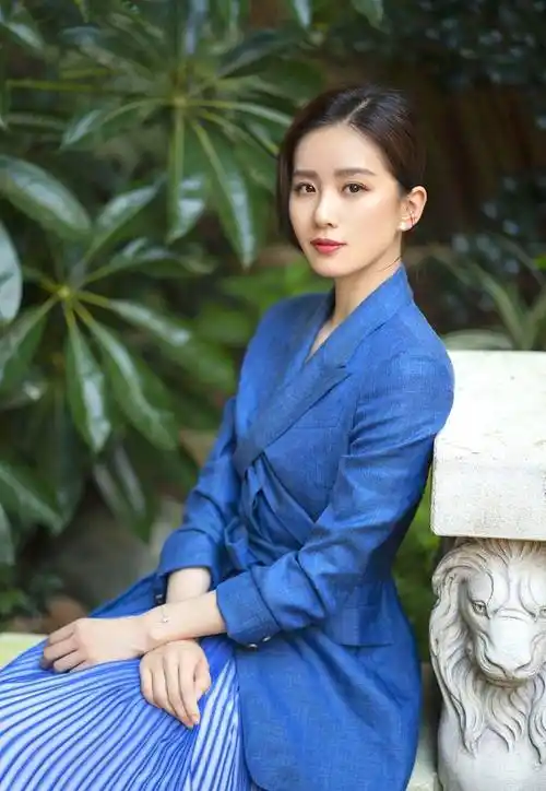 刘诗诗这身搭配简直天生丽质,为何当初会嫁给离过婚的吴奇隆_角色